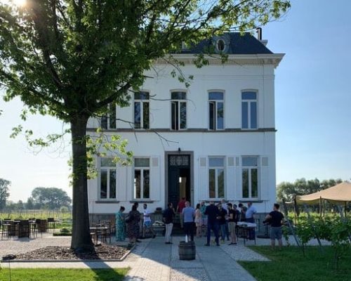 verhuring-mensen-voor-huis de voorkant van het huis domein leeflank